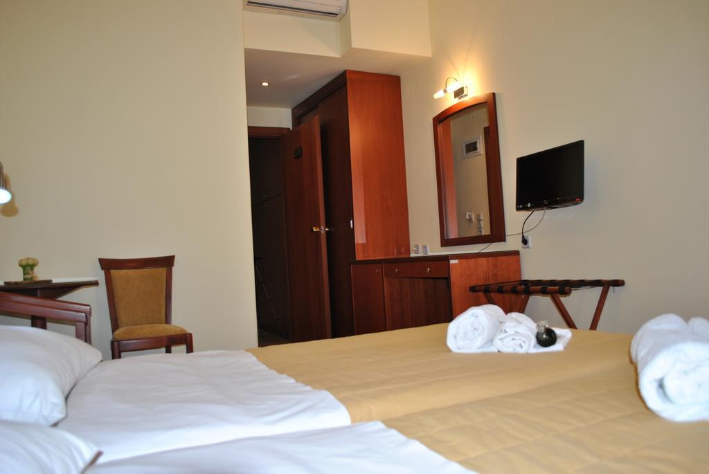Hotel Ena Loutra Ipatis Exterior photo
